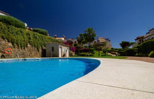 Costa Esuri Casa | (WAR002) Town House with Garden and Pool Access