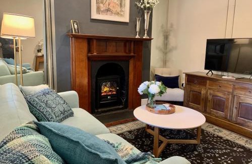 Fremantle Casa | Warders Cottage: Iconic Cottage in the Heart of Freo
