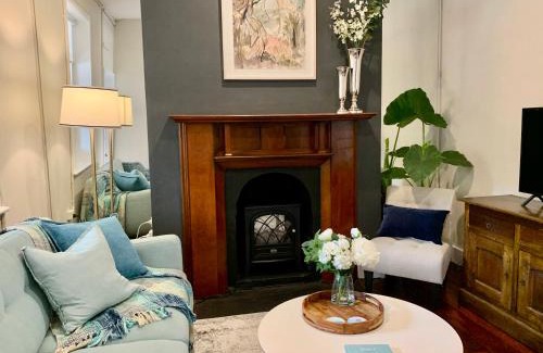 Fremantle Casa | Warders Cottage: Iconic Cottage in the Heart of Freo