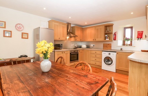 Puncknowle Cabaña | WAREHAMS BARN, family friendly, with a garden in Burton Bradstock