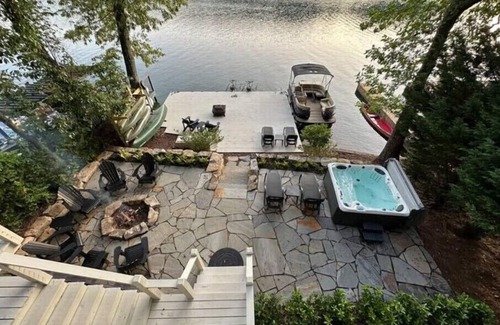 Waleska Casa | Warluskee Luxury Lakefront Cottage w/ Hot Tub