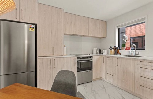 Henderson Casa | Warm and Bright 2 Bed Townhouse