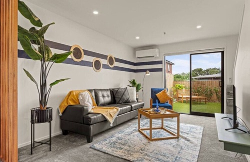 Henderson Casa | Warm and Bright 2 Bed Townhouse