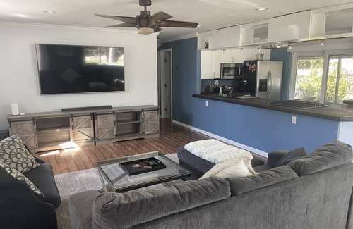 North Andrews Gardens Casa | Warm and cozy fully remodeled 2/1 house with tons of natural light and gas range
