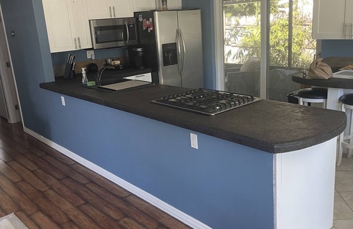 North Andrews Gardens Casa | Warm and cozy fully remodeled 2/1 house with tons of natural light and gas range