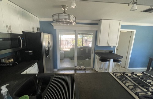 North Andrews Gardens Casa | Warm and cozy fully remodeled 2/1 house with tons of natural light and gas range