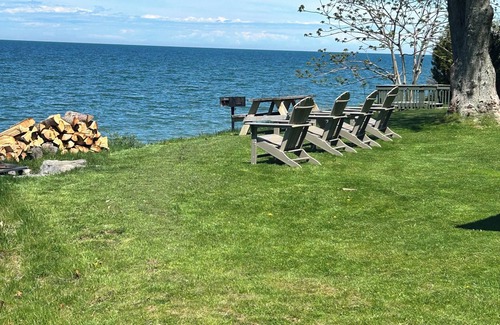Niagara County Cabaña | Warm and Cozy Home on Lake Ontario