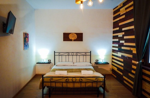 Piazza Armerina Cama Y Desayuno | Warm and cozy room with handcrafted recycled wood finishes