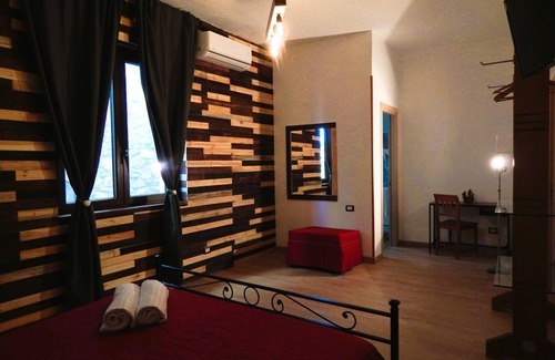 Piazza Armerina Cama Y Desayuno | Warm and cozy room with handcrafted recycled wood finishes