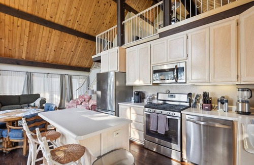 Kelseyville Cabaña | Warm and Cozy Mountain and Lake View Haven by RedAwning
