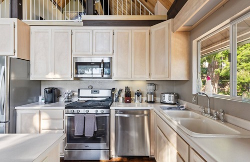 Kelseyville Cabaña | Warm And Cozy Mountain And Lake View Haven 2 Bedroom Cottage by RedAwning
