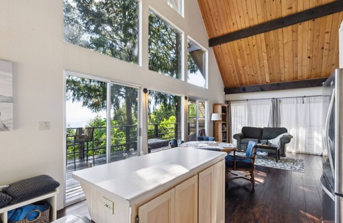 Kelseyville Cabaña | Warm And Cozy Mountain And Lake View Haven 2 Bedroom Cottage by RedAwning