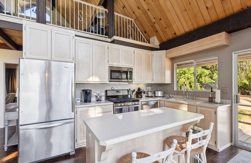 Kelseyville Cabaña | Warm And Cozy Mountain And Lake View Haven 2 Bedroom Cottage by RedAwning