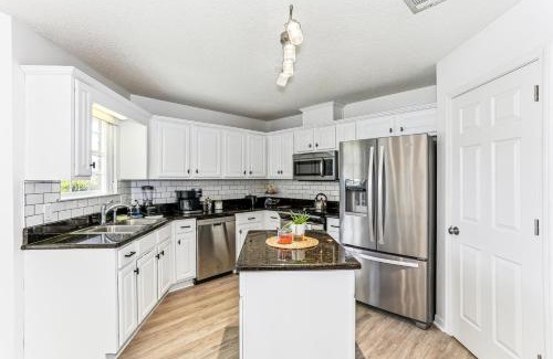 Florida Panhandle Casa | Warm and Inviting 4BR Home, Perfect for Families