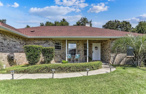 Florida Panhandle Casa | Warm and Inviting 4BR Home, Perfect for Families