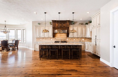 Kamas Casa | Warm and Luxurious Mountain Mansion near Park City