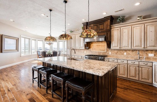 Kamas Casa | Warm and Luxurious Mountain Mansion near Park City