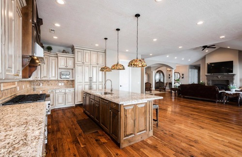 Kamas Casa | Warm and Luxurious Mountain Mansion near Park City