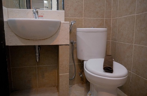 Panunggangan Utara Apartamento | Warm and Minimalist Studio (No Kitchen) at Great Western Apartment