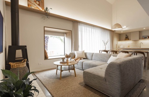 Beechworth Casa | Warm and welcome three bedroom home with full kitchen, walking distance to town.