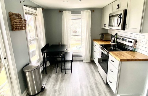 Pine Point Apartamento | Warm Coastal Retreat: Your Maine Escape Awaits - 1 block from the beach!
