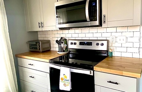 Pine Point Apartamento | Warm Coastal Retreat: Your Maine Escape Awaits - 1 block from the beach!