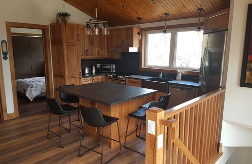 Barrie Chalet De Esquí | Rustic luxury chalet with pool, a two-minute walk to beach, park and playground!
