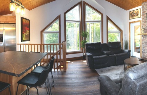Barrie Chalet De Esquí | Rustic luxury chalet with pool, a two-minute walk to beach, park and playground!