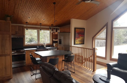 Barrie Chalet De Esquí | Rustic luxury chalet with pool, a two-minute walk to beach, park and playground!