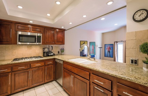 Studio City Casa | Warm, comfortable townhouse close to Hollywood & Universal