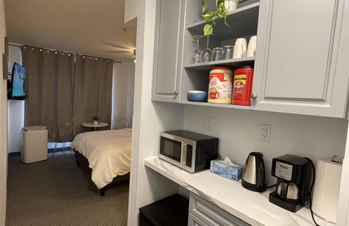 Canmore Condominio | Warm & Cozy 1BR & BA Small Hotel Room in Canmore; Free UG Parking & Gym & AC