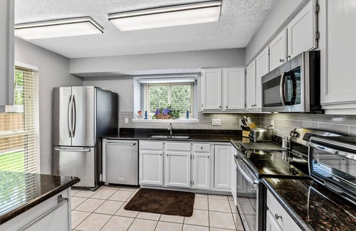 Cross Creek East Casa | Warm & Cozy, Pet-Friendly Home with Large Fenced Backyard on Quiet Cul-de-Sac