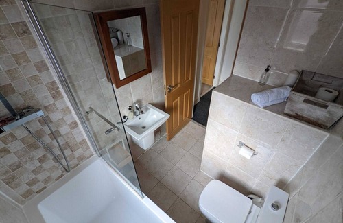 Salford Casa | Warm Family Home, 2DB House!