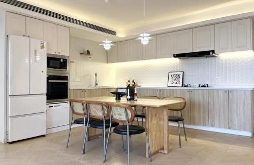 Huangpu Apartamento | Warm Four Bedroom Apartment with Huangpu River View