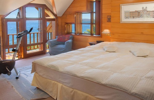 San Carlos de Bariloche Casa | Warm House on the Edge of Lake H28