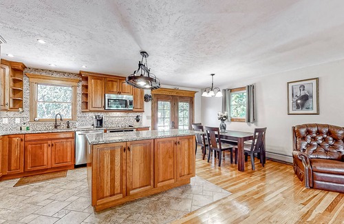 Greenland Casa | Warm house with pool table, large deck, AC, washer/dryer, & beautiful kitchen