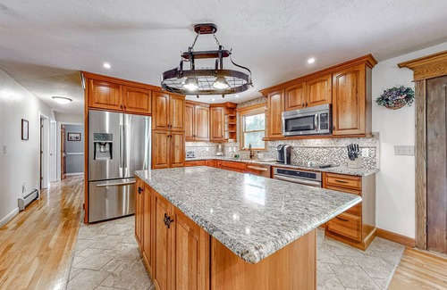 Greenland Casa | Warm house with pool table, large deck, AC, washer/dryer, & beautiful kitchen