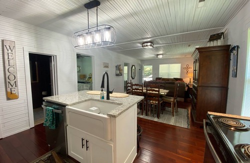 Hodges Otro | Warm & inviting 1935 farmhouse near lakes-walking/riding trails modern amenities