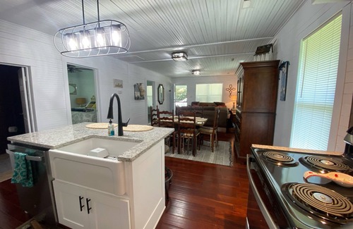 Hodges Otro | Warm & inviting 1935 farmhouse near lakes-walking/riding trails modern amenities