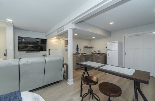 Kutzky Park Apartamento | Warm Nest Inn - Newly remodeled spacious studio - across street from St Mary's