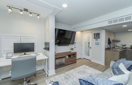Kutzky Park Apartamento | Warm Nest Inn - Newly remodeled spacious studio - across street from St Mary's