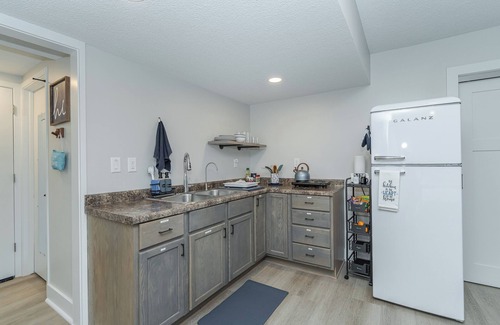 Kutzky Park Apartamento | Warm Nest Inn - Newly remodeled spacious studio - across street from St Mary's