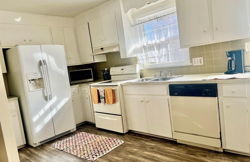 Lynchburg Casa | Warm- Romantic Ranch House Near to Colleges and Hospitals .