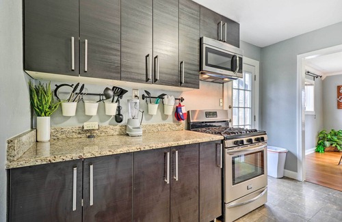 North Loop Casa | Warm & Welcoming Home w/ Yard Near UT Campus!