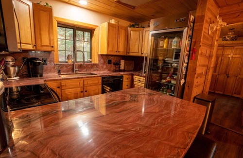 Crystal Lake Cabina | Warm Woodland Getaway with Land