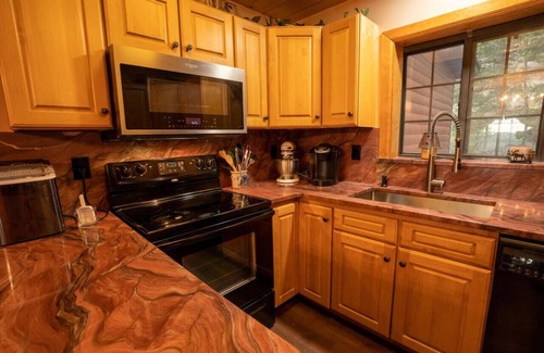 Crystal Lake Cabina | Warm Woodland Getaway with Land