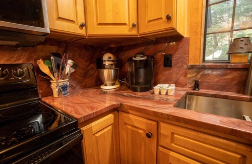 Crystal Lake Cabina | Warm Woodland Getaway with Land