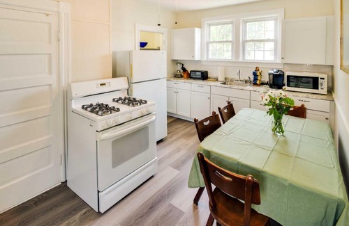 Warren Apartamento | Warren Vacation Rental, Walk to Warren Town Beach