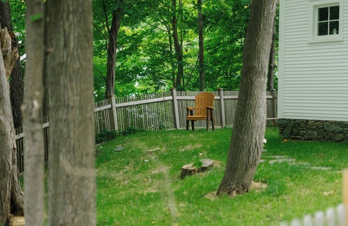 Warren Casa | Warren Village home steps from bubbling brook
