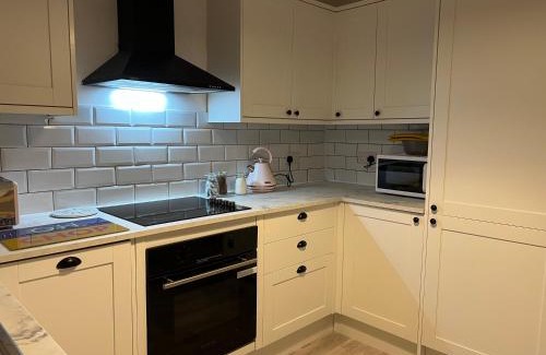 Warrington Casa | Warrington House - Sleeps 6 - WiFi - Free Parking - Contractor Friendly